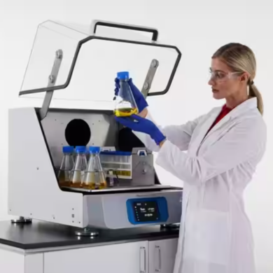 SK4001 Solaris Incubated Orbital Shakers by Thermo Scientific with an 18” x 18” platform, a 30°C to 60°C range, a lid and a touchscreen display  |  1717-PP-08 displayed